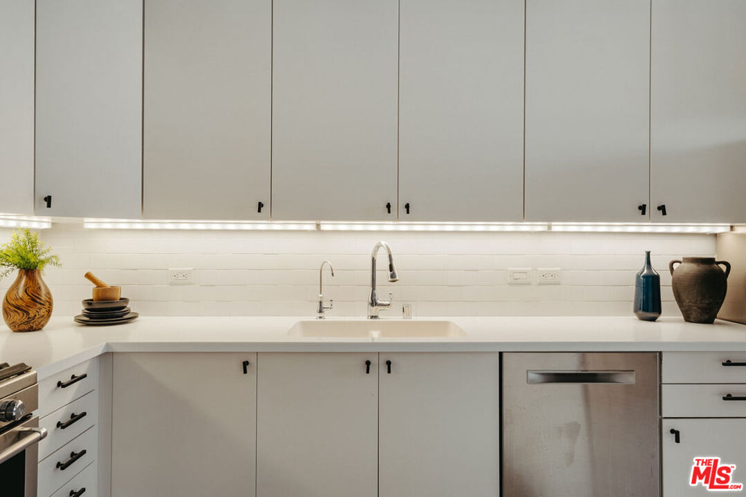 500 Molino St Unit: 101