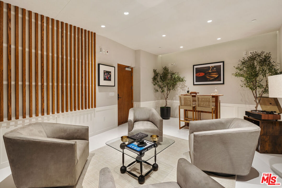 500 Molino St Unit: 101