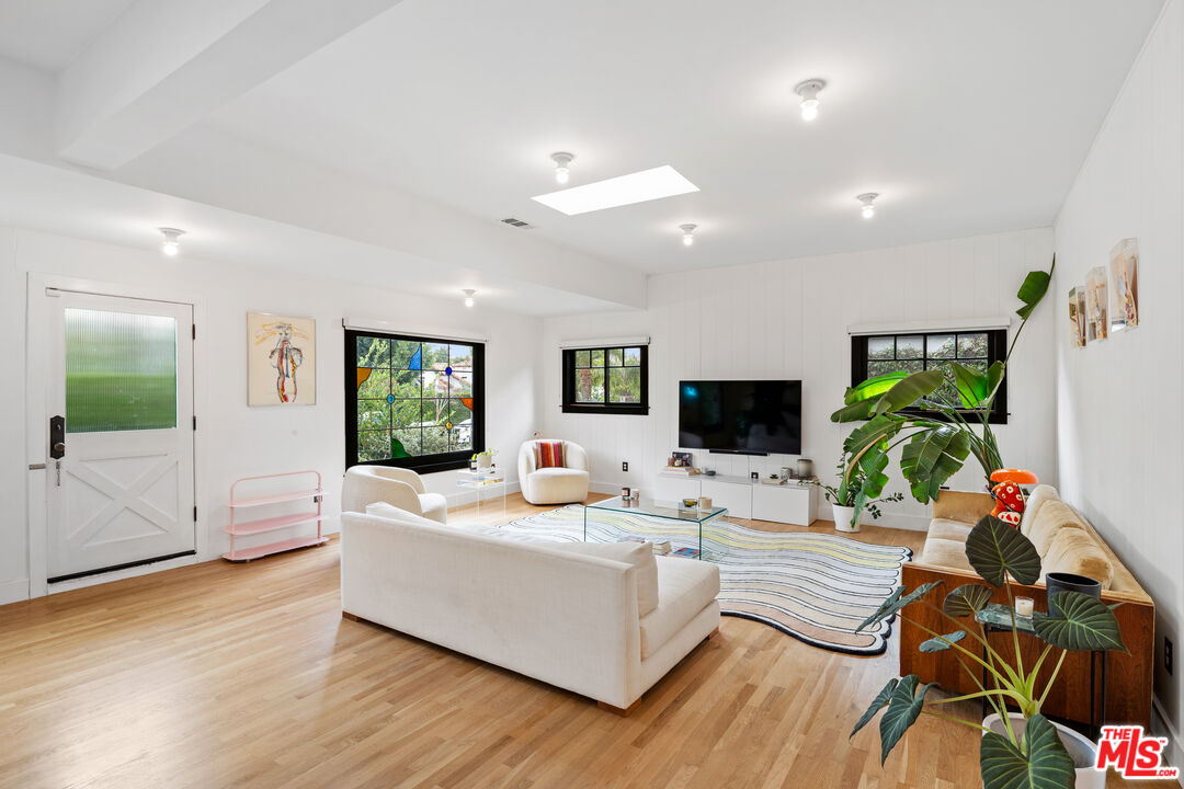 623 N Sierra Bonita Ave