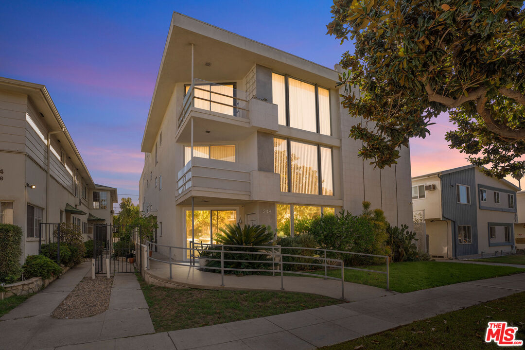 248 S Doheny Dr Unit: 3