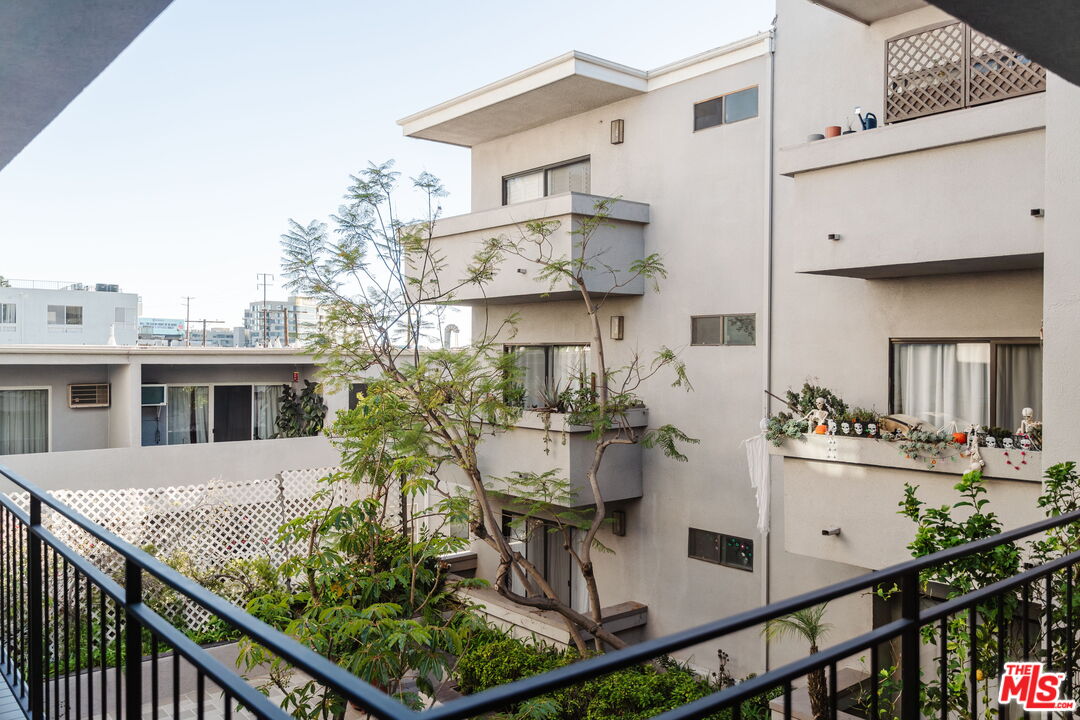 2219 S Bentley Ave Unit: 203