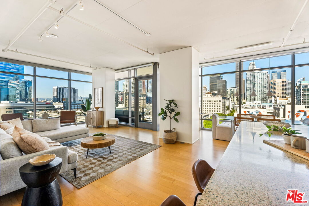 1100 S Hope St Unit: 1116