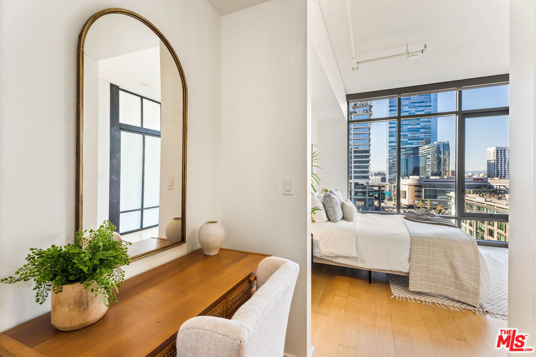 1100 S Hope St Unit: 1116