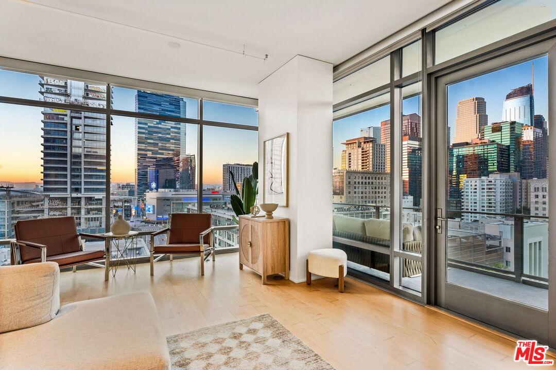 1100 S Hope St Unit: 1116