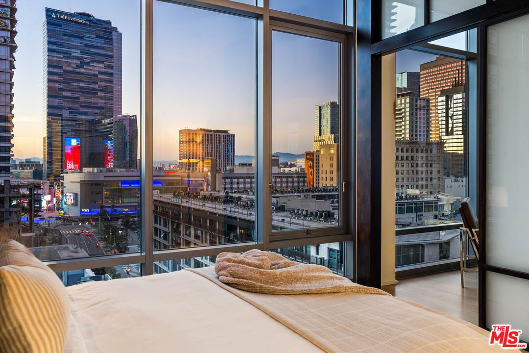 1100 S Hope St Unit: 1116