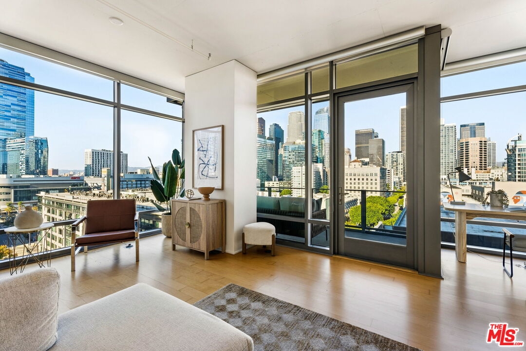 1100 S Hope St Unit: 1116