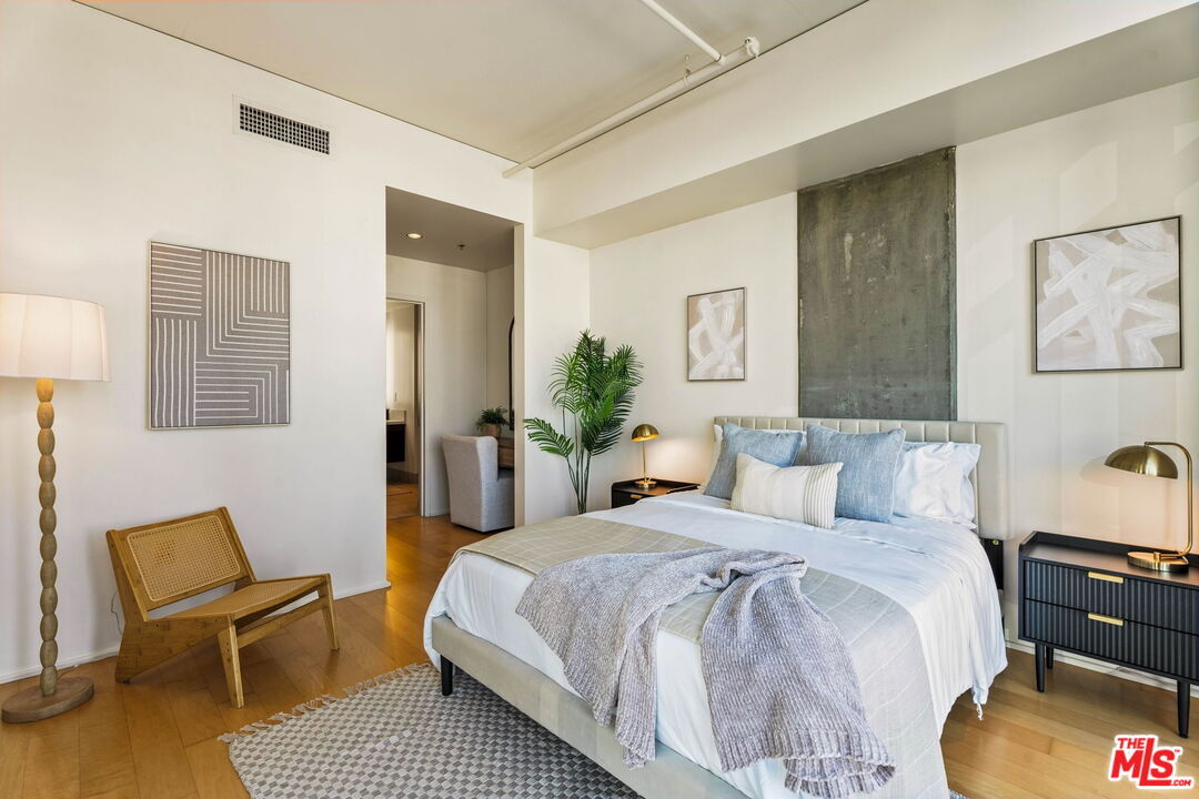 1100 S Hope St Unit: 1116