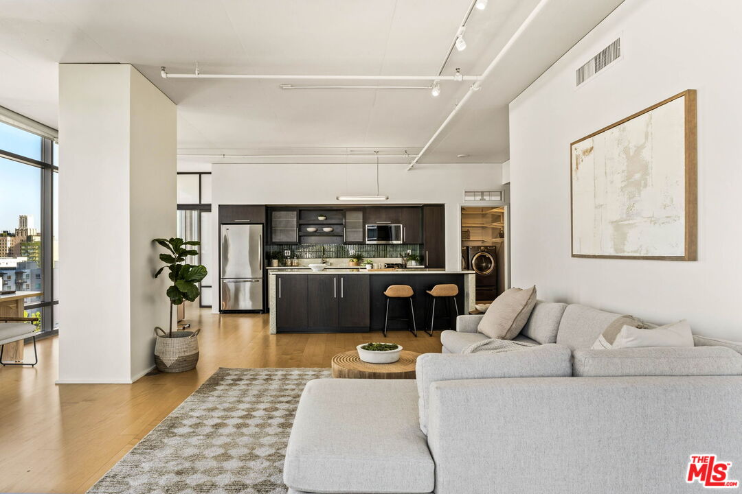 1100 S Hope St Unit: 1116