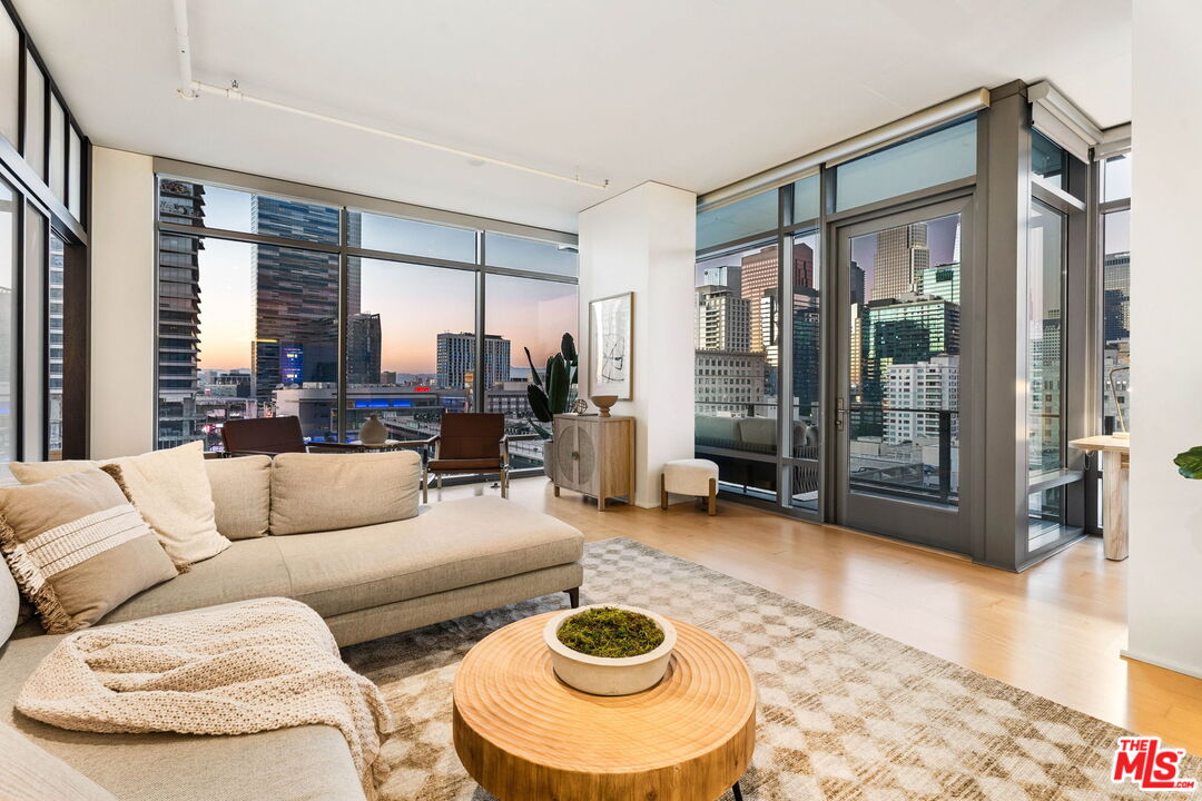 1100 S Hope St Unit: 1116