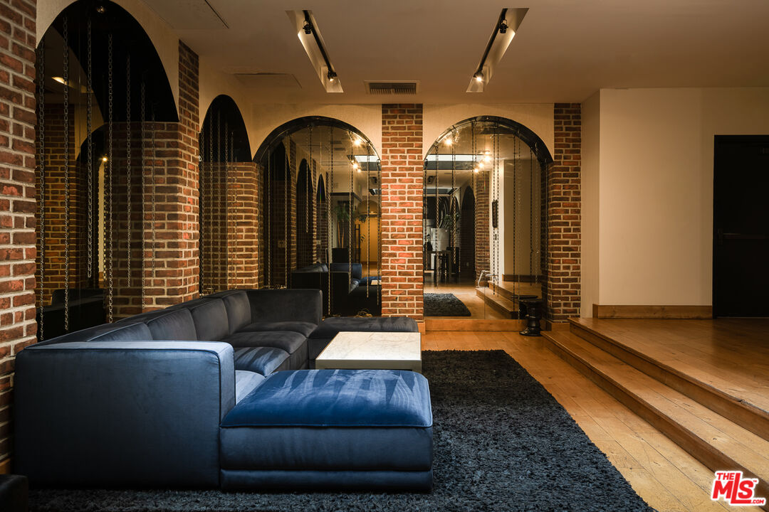 460 S Spring St Unit: 1015