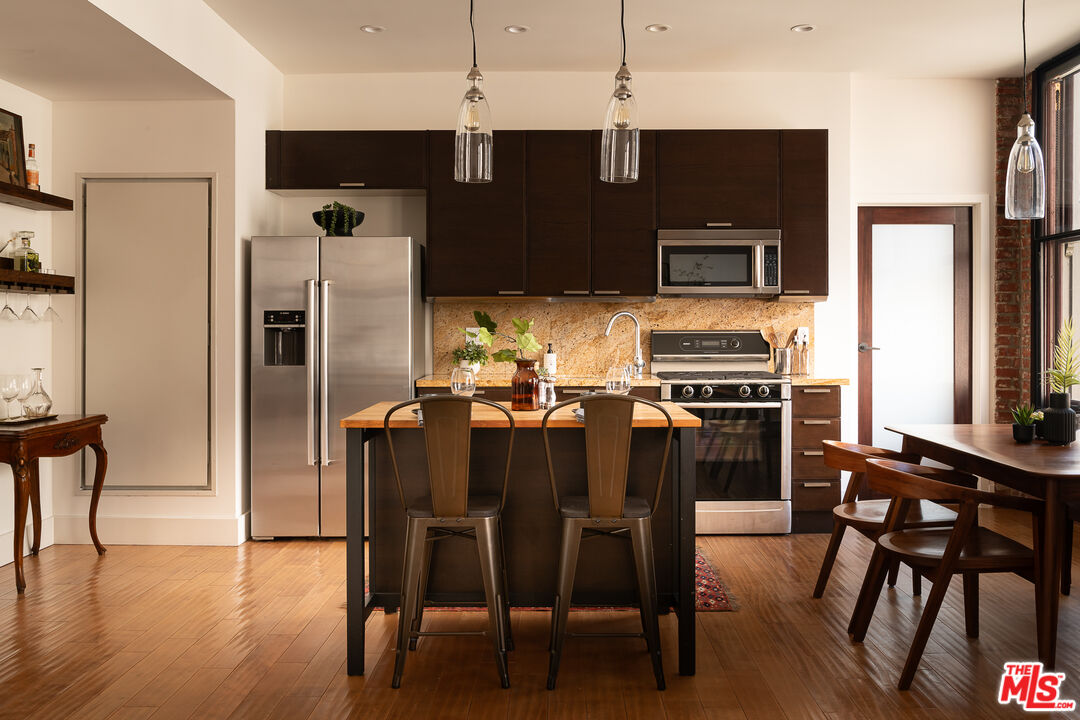 460 S Spring St Unit: 1015