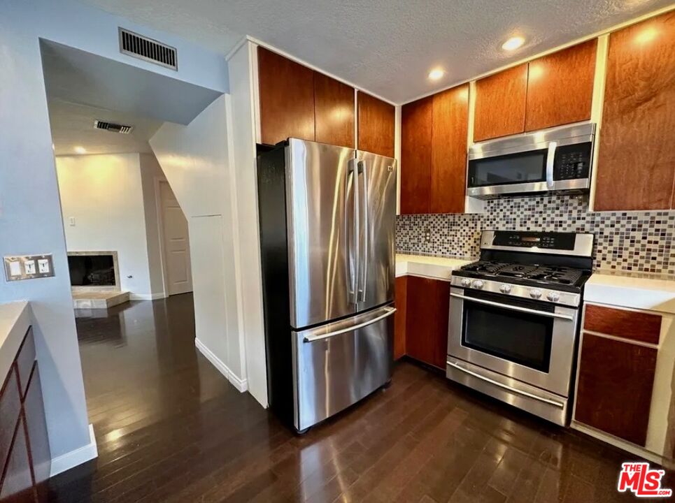 805 N West Knoll Dr Unit: 1