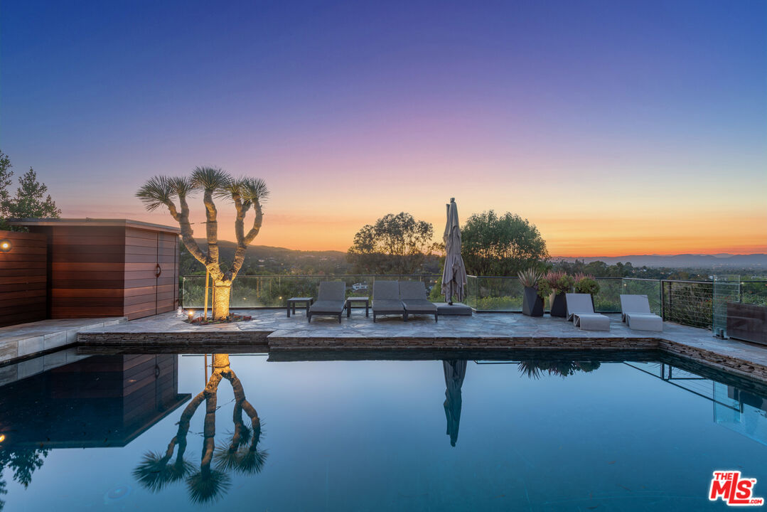 4305 Clear Valley Dr