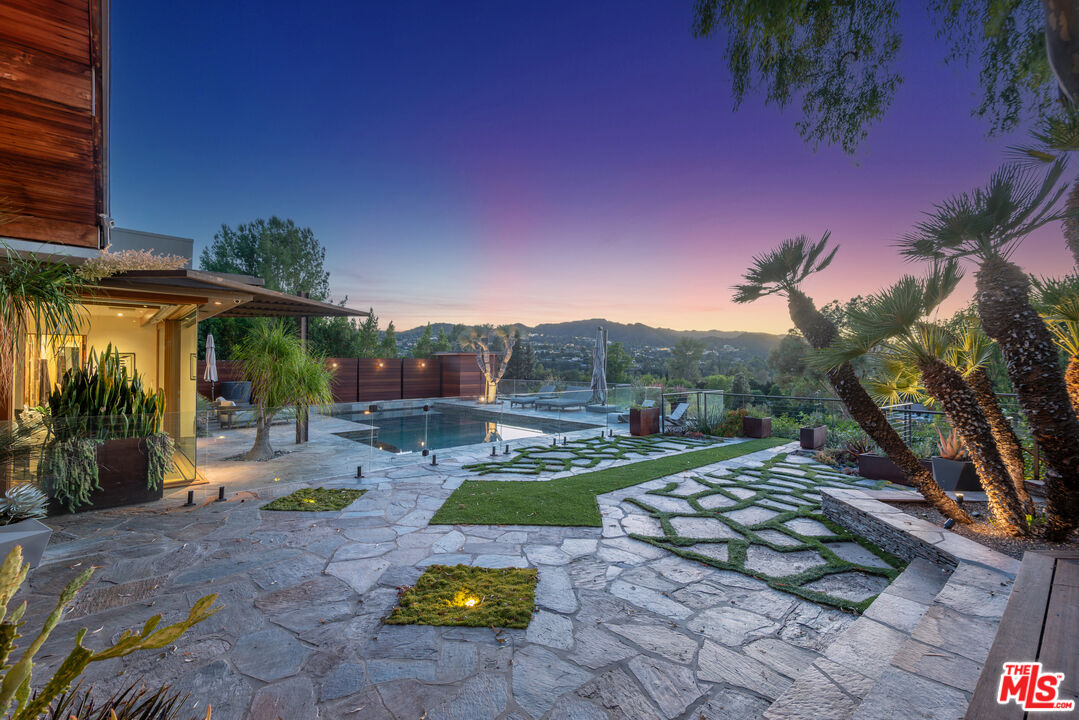 4305 Clear Valley Dr