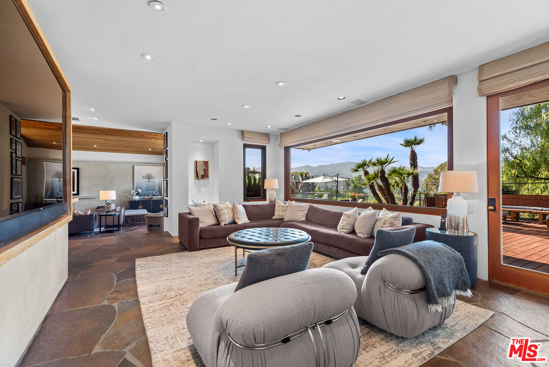 4305 Clear Valley Dr