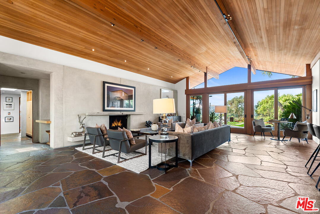 4305 Clear Valley Dr