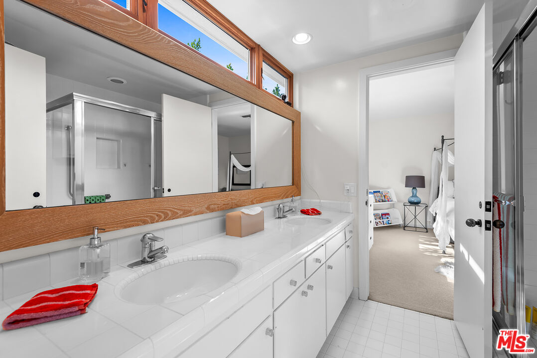 4305 Clear Valley Dr