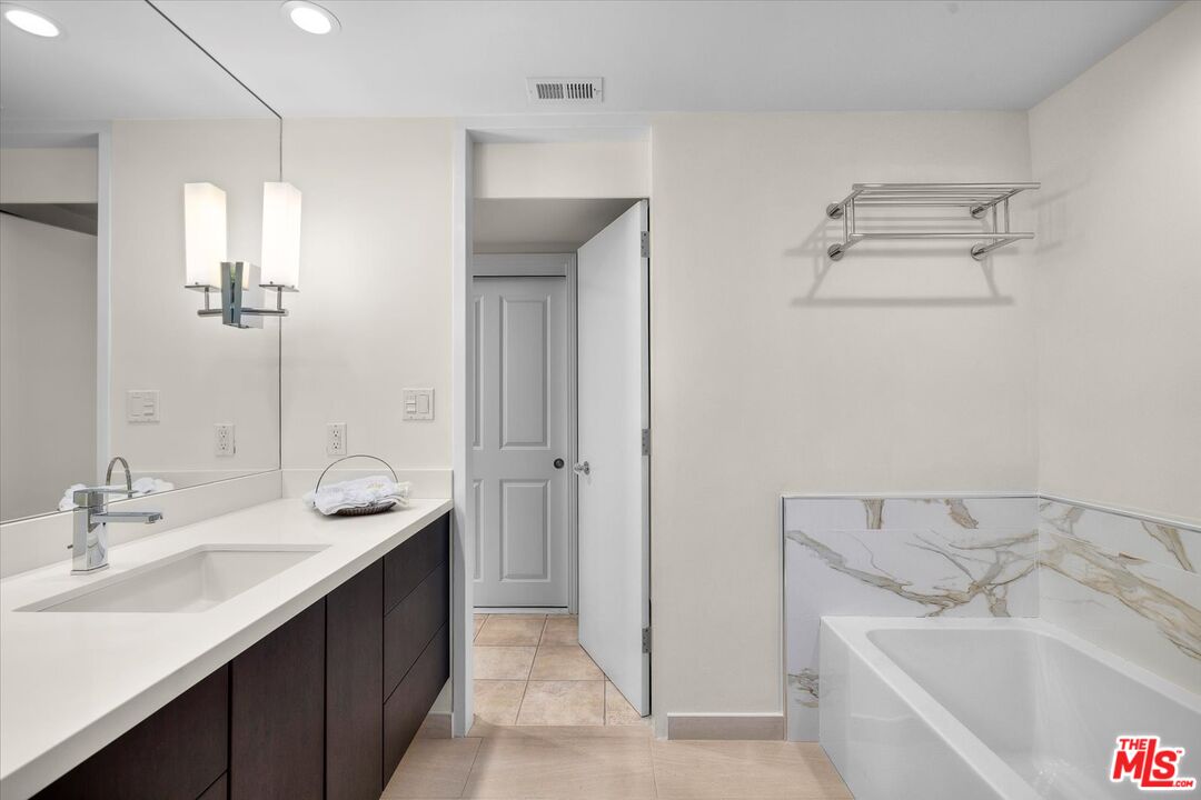 1333 S Beverly Glen Blvd Unit: 904