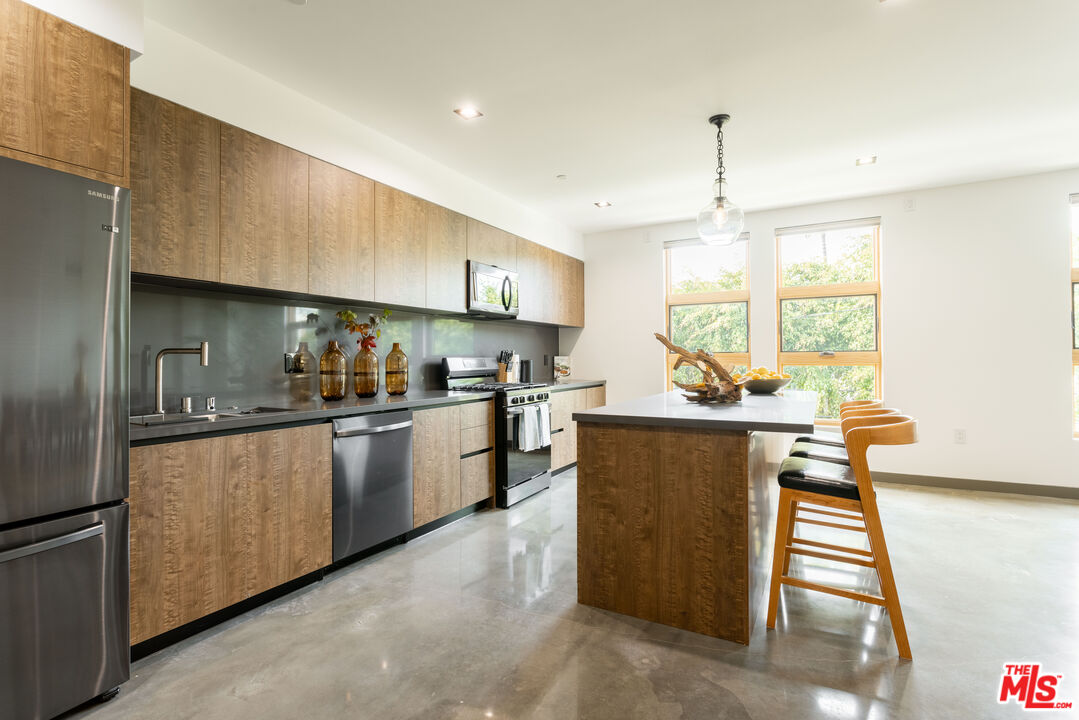 547 N Sweetzer Ave Unit: 103