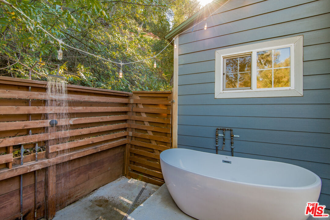 8530 Lookout Mountain Ave