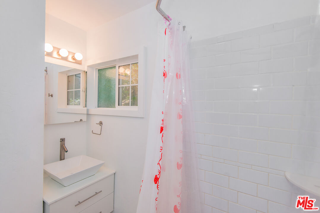 8530 Lookout Mountain Ave