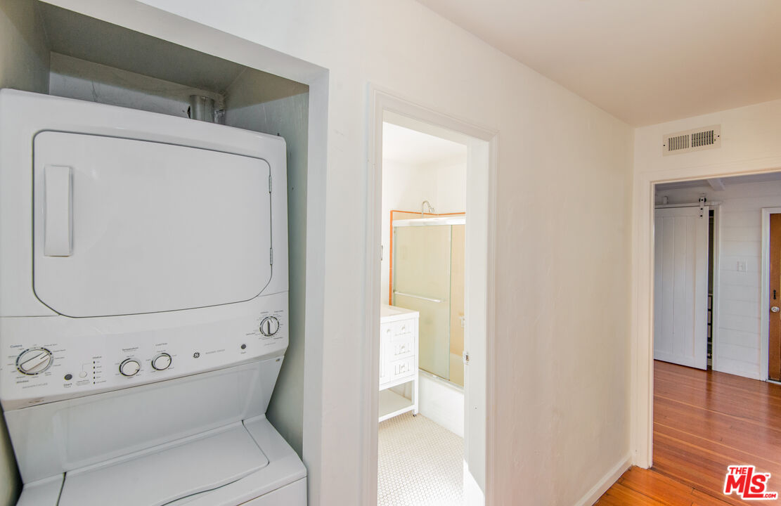 8530 Lookout Mountain Ave