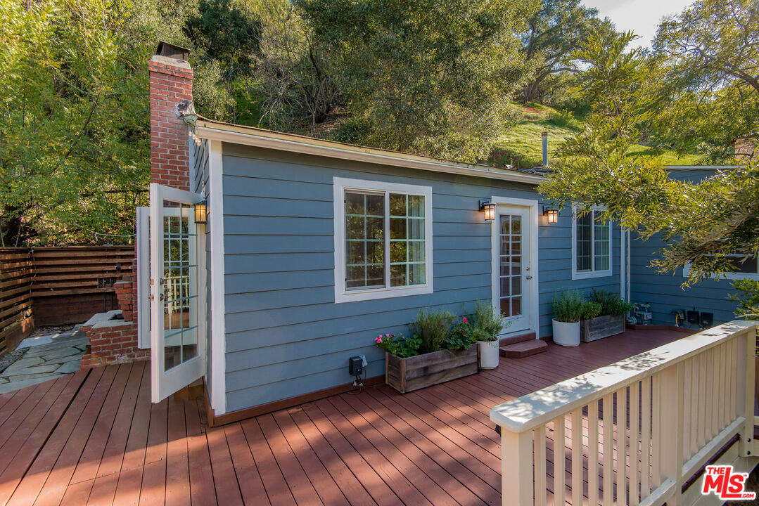 8530 Lookout Mountain Ave