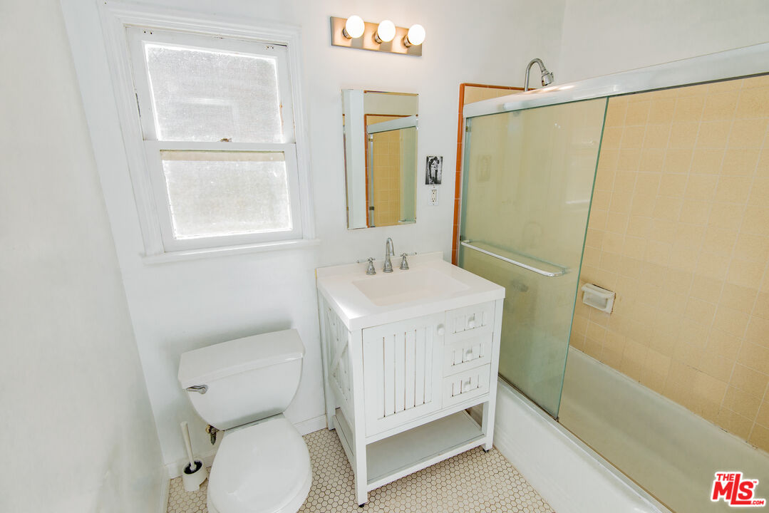 8530 Lookout Mountain Ave