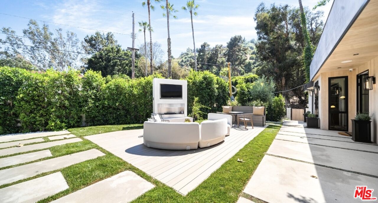 1914 N Laurel Canyon Blvd