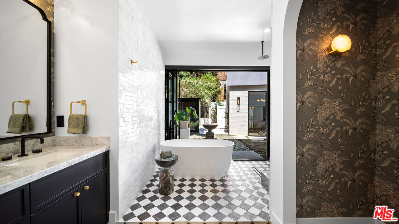 1914 N Laurel Canyon Blvd