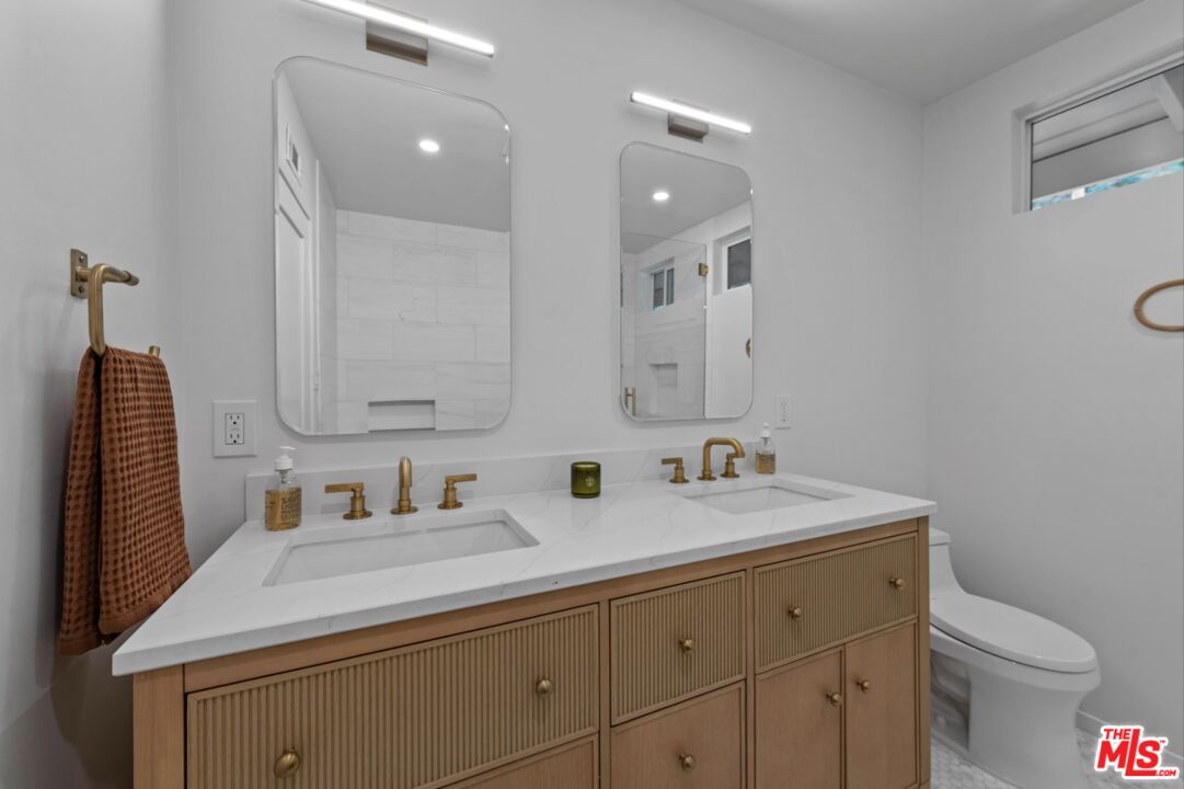 3520 Mandeville Canyon Rd