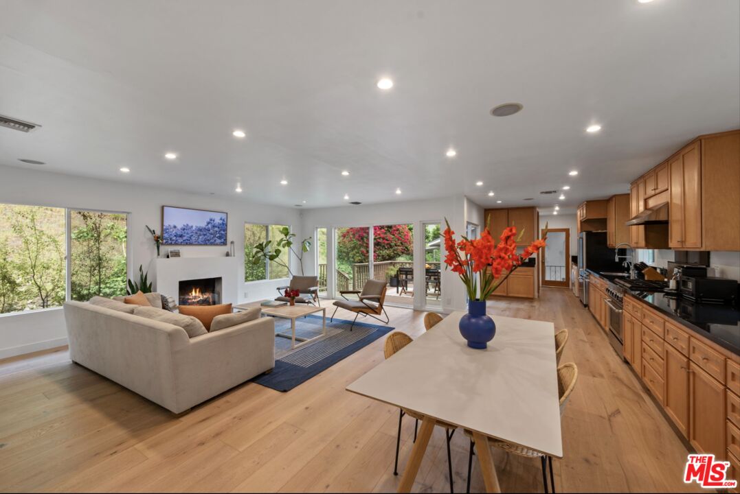 3520 Mandeville Canyon Rd