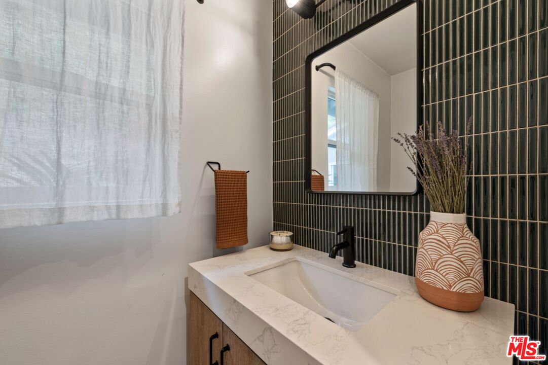 3520 Mandeville Canyon Rd