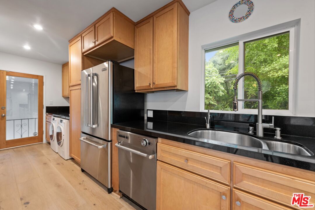 3520 Mandeville Canyon Rd