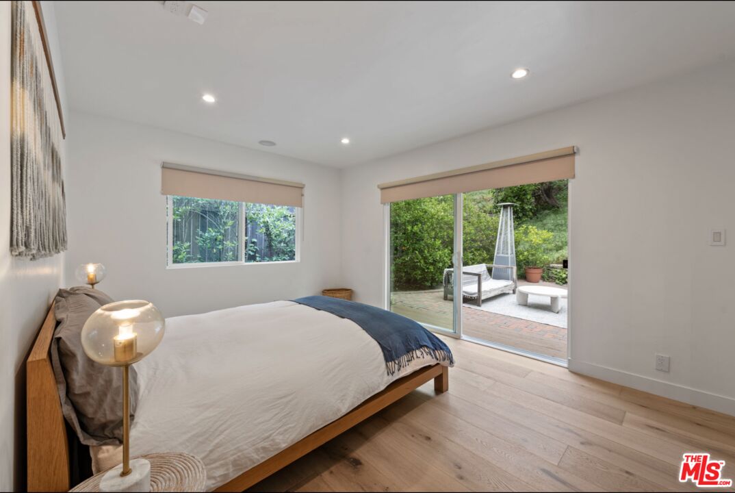 3520 Mandeville Canyon Rd