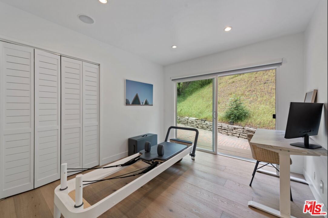 3520 Mandeville Canyon Rd