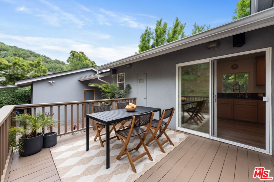 3520 Mandeville Canyon Rd