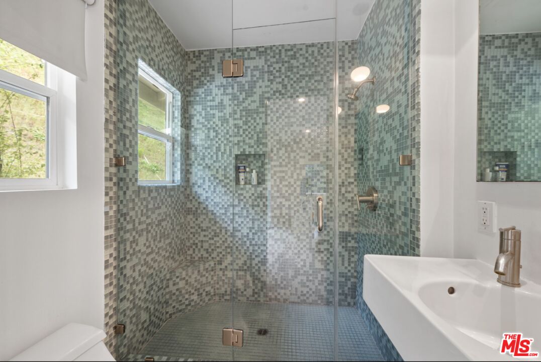 3520 Mandeville Canyon Rd