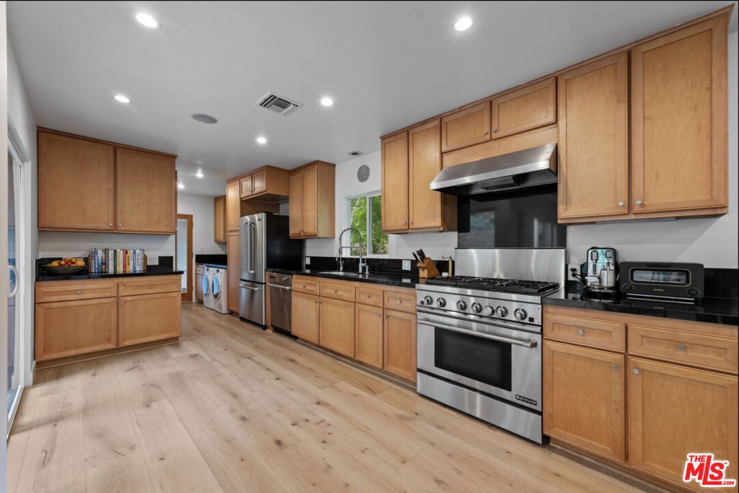 3520 Mandeville Canyon Rd