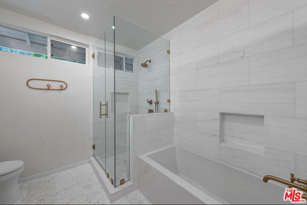 3520 Mandeville Canyon Rd