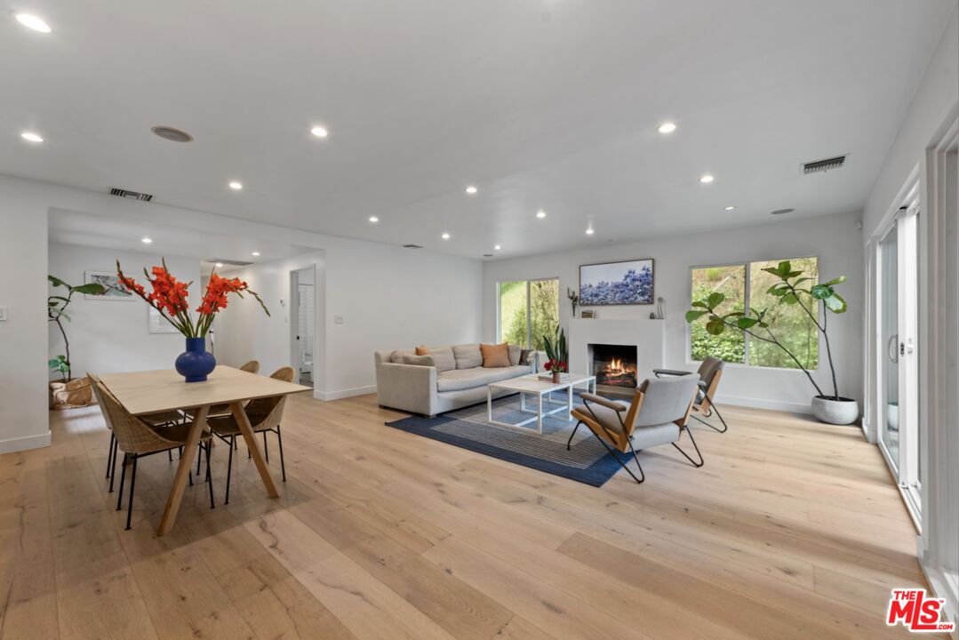 3520 Mandeville Canyon Rd