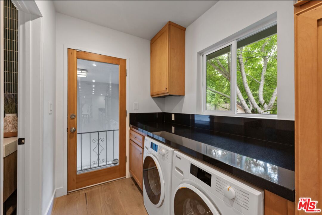 3520 Mandeville Canyon Rd