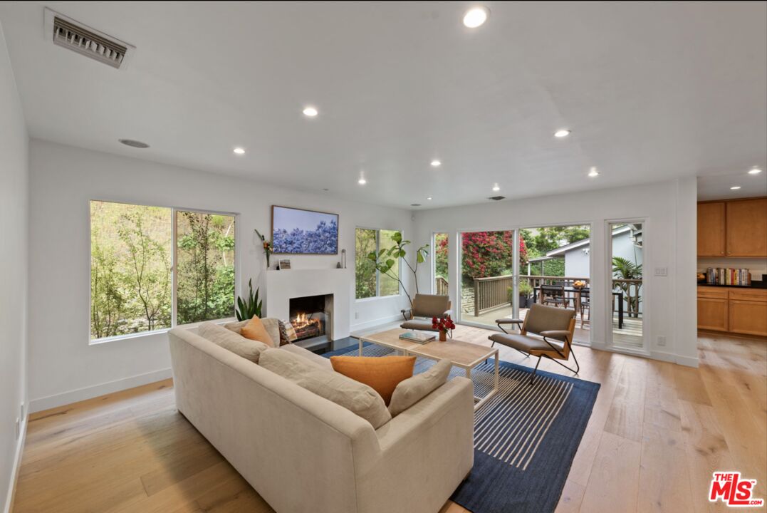 3520 Mandeville Canyon Rd