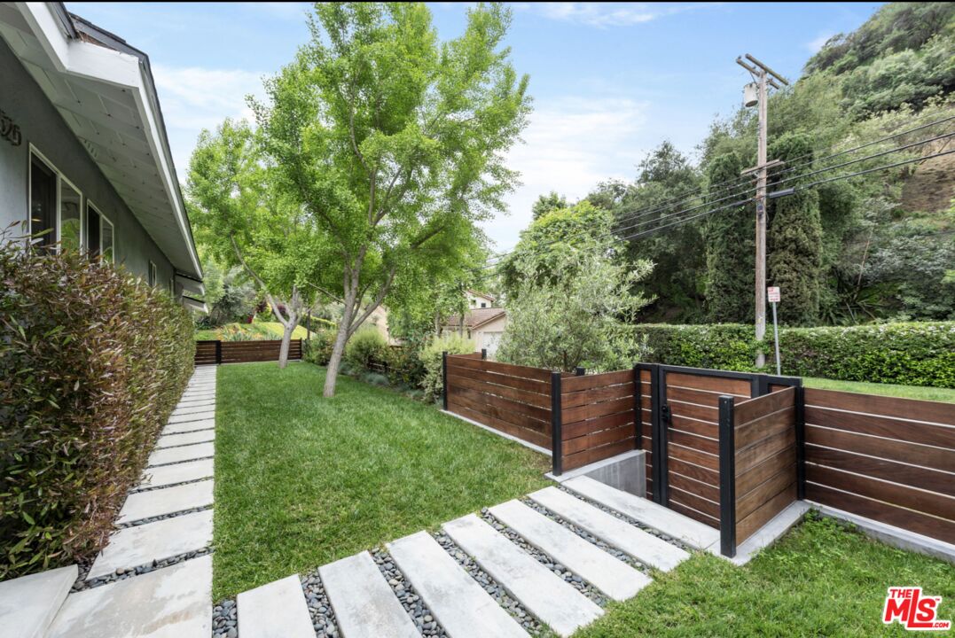 3520 Mandeville Canyon Rd