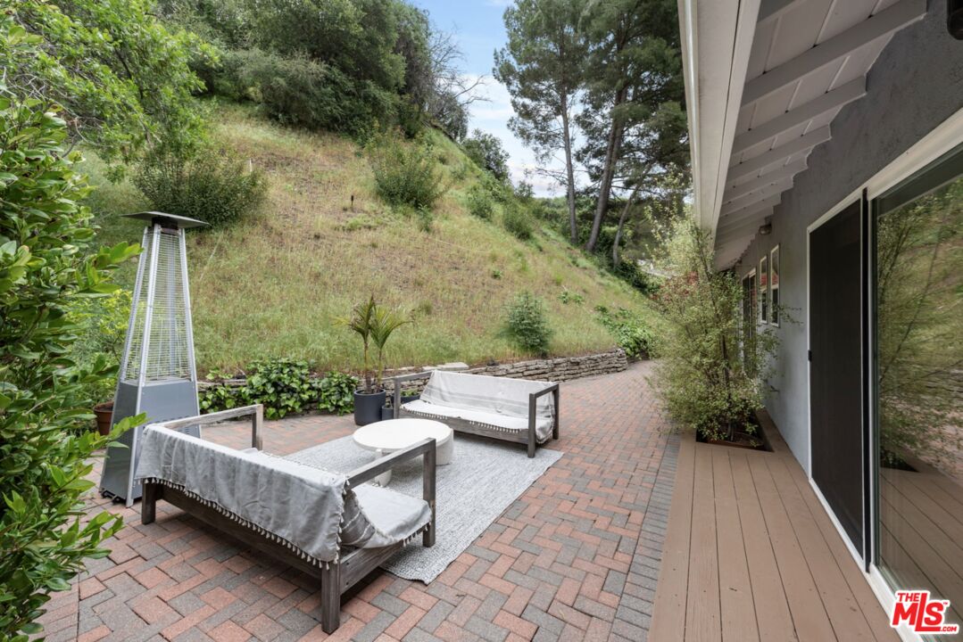 3520 Mandeville Canyon Rd