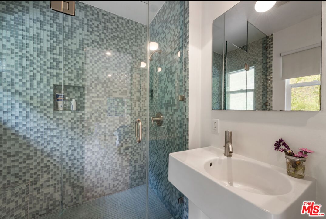 3520 Mandeville Canyon Rd