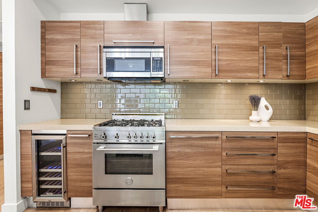 855 Croft Ave Unit: 301