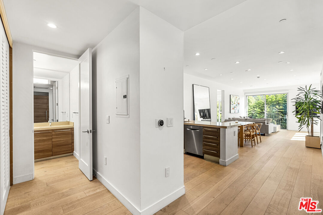 855 Croft Ave Unit: 301