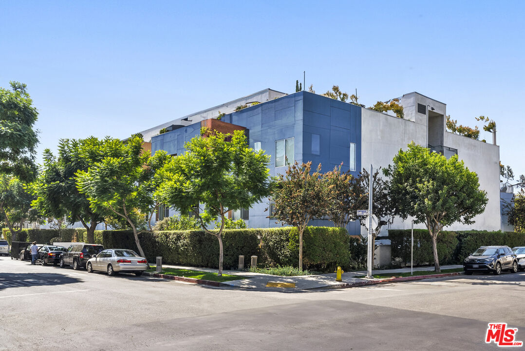 855 Croft Ave Unit: 301