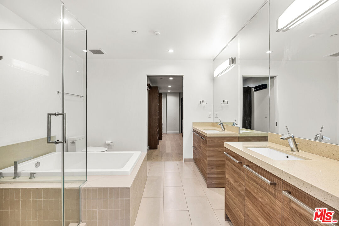 855 Croft Ave Unit: 301